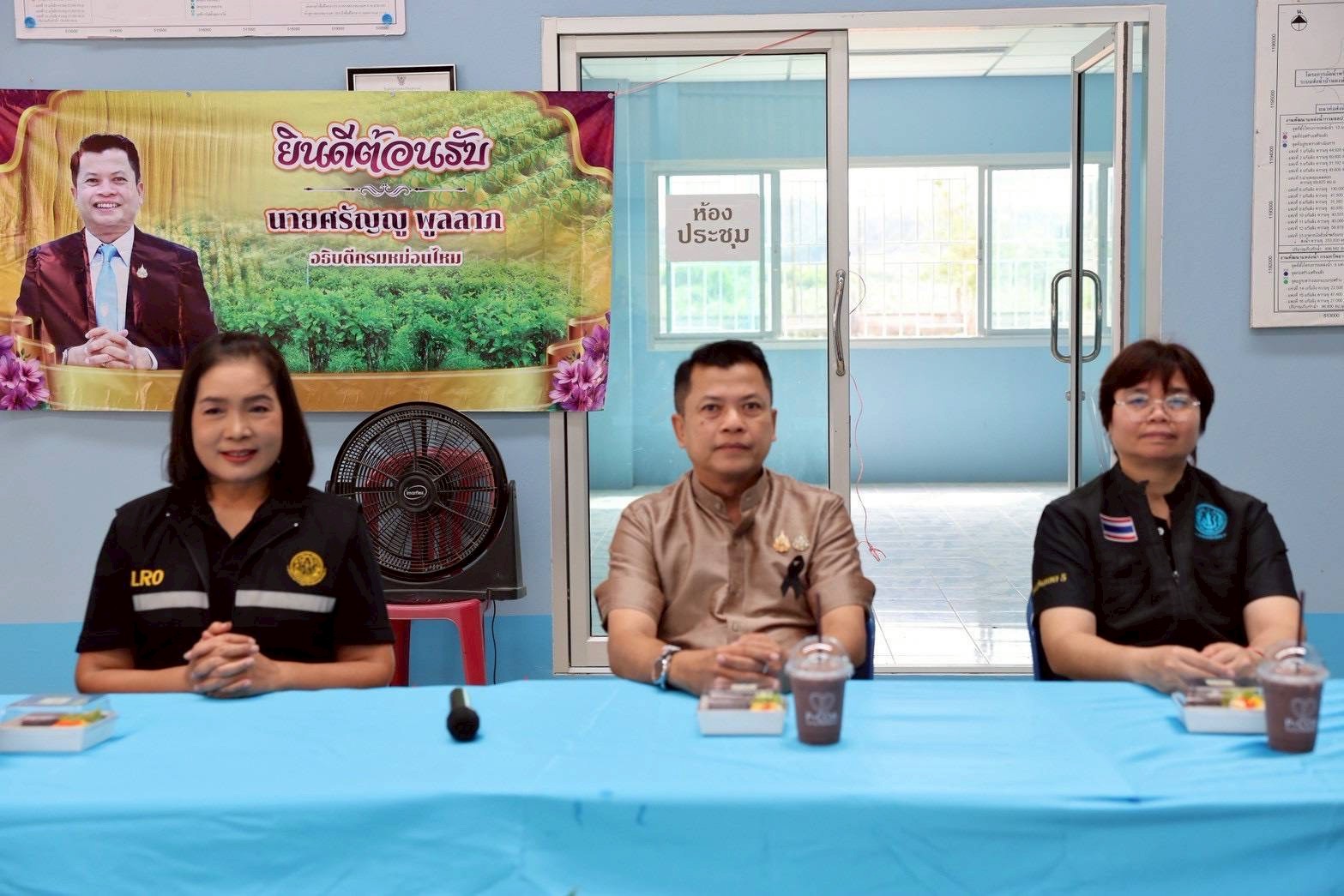 title - ผู้ตรวจราชการ ส.ป.ก. ประชุมติดตามผลการดำเนินงานตามแผนการตรวจราชการ ของ ส.ป.ก. ประจำปีงบประมาณ พ.ศ. 2569 รอบที่ 1 พร้อมลงพื้นที่มอบกิ่งพันธุ์โกโก้คุณภาพดีจำนวน 3,000 ต้น ณ จังหวัดชุมพร